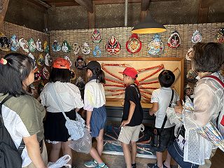 松城家住宅に飾られているタカアシガニの甲羅の面