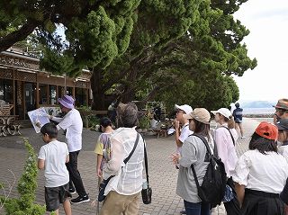 大瀬崎周辺を案内するガイドと参加者のみなさん