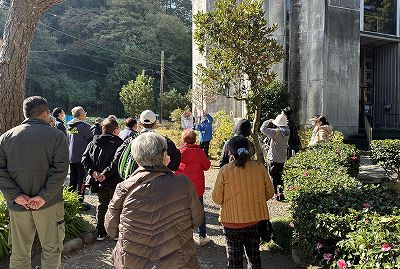 芹沢光治良記念館や歴史民俗資料館を見学している参加者のみなさん