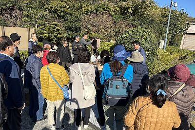 泉水源地を見学する参加者のみなさん