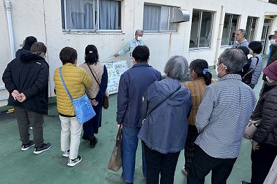 クリーンセンターを見学している参加者のみなさん